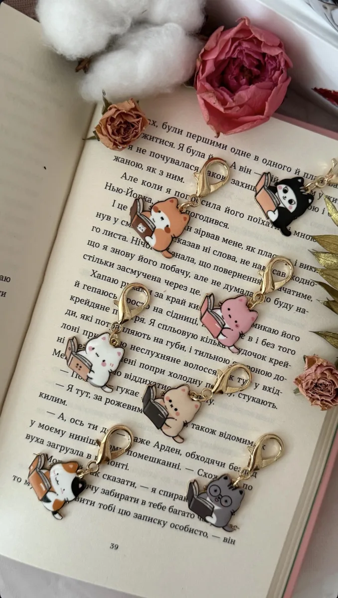 Купити Брелок«Котик з книгою»